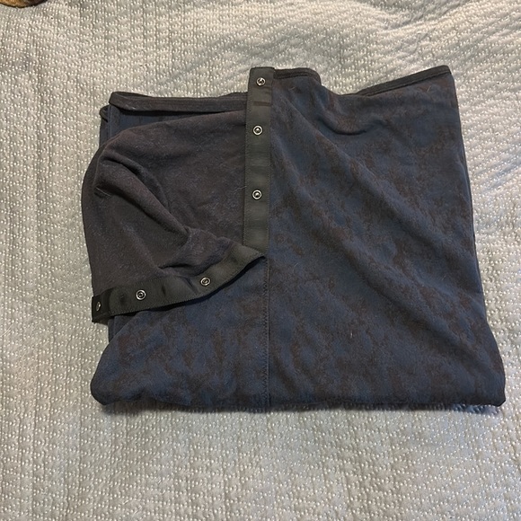 Gently used lululemon wrap jacquard black and blue pattern - Picture 2 of 7